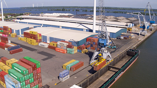 Laden en lossen door elektrisch aangedreven heftrucks en kranen.