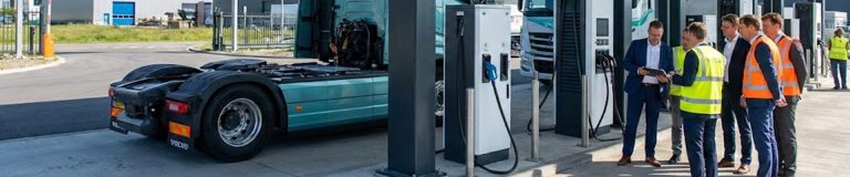 Met de subsidieregeling Publieke Laadinfrastructuur zwaar vervoer (SPULA) stimuleert de overheid de realisatie van publiek toegankelijke laadlocaties.