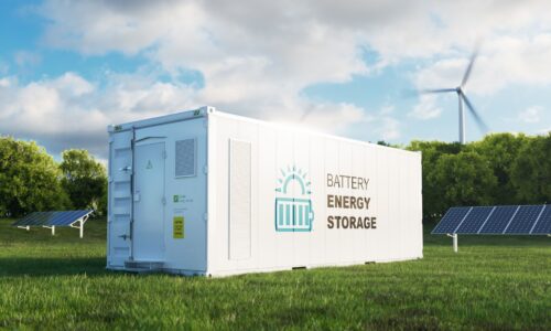 Energieopslag voor bedrijven met een batterijcontainer, zonnepanelen en windturbine als oplossing voor netcongestie en efficiënt energiebeheer.